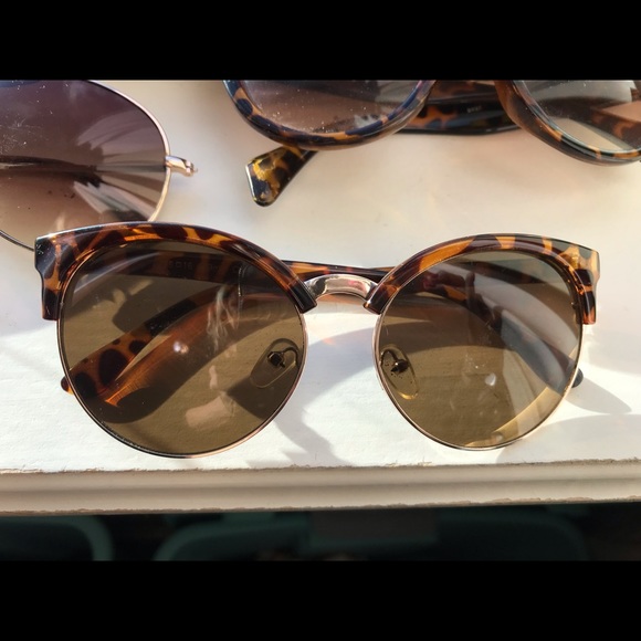 Bundle of 5 pairs of on trend sunglasses - Picture 7 of 7